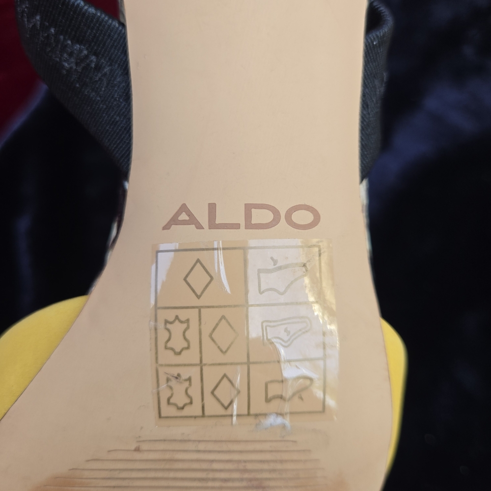 ALDO Yellow Pointed Toe Slingback Heels Size 6.5 Elastic Strap Pumps - Picture 4 of 7